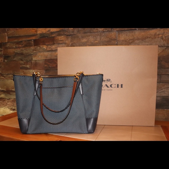 Coach purse - Picture 5 of 8